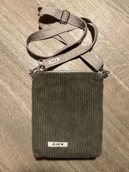 Rückseite aus farblich passendem Cordstoff